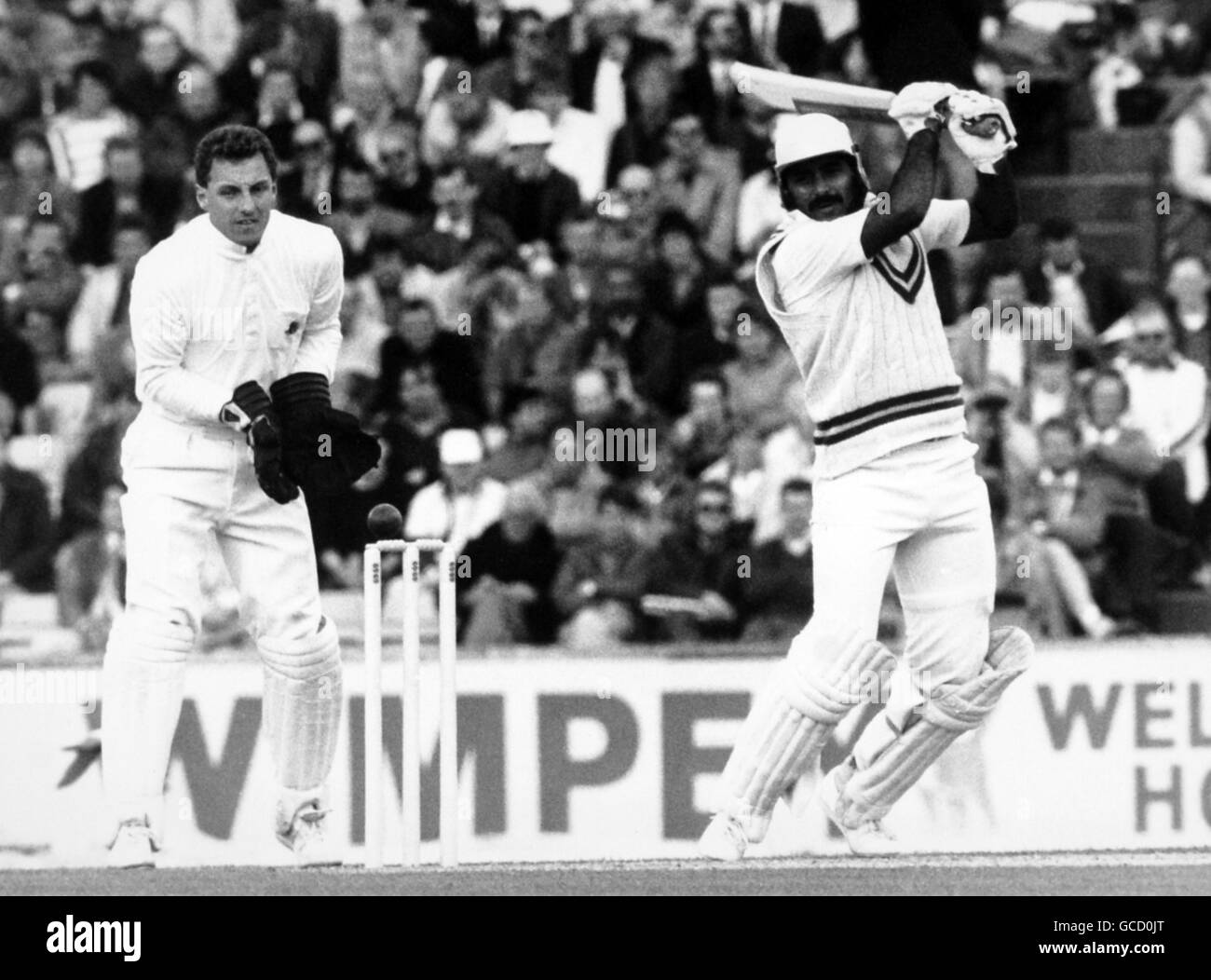 Cricket - England v Pakistan - Texaco Trophy 1987 (1st ODI) - The Oval. Pakistan batsman Javed Miandad hits his way to 113, watched by England wicket-keeper Jack Richards Stock Photo