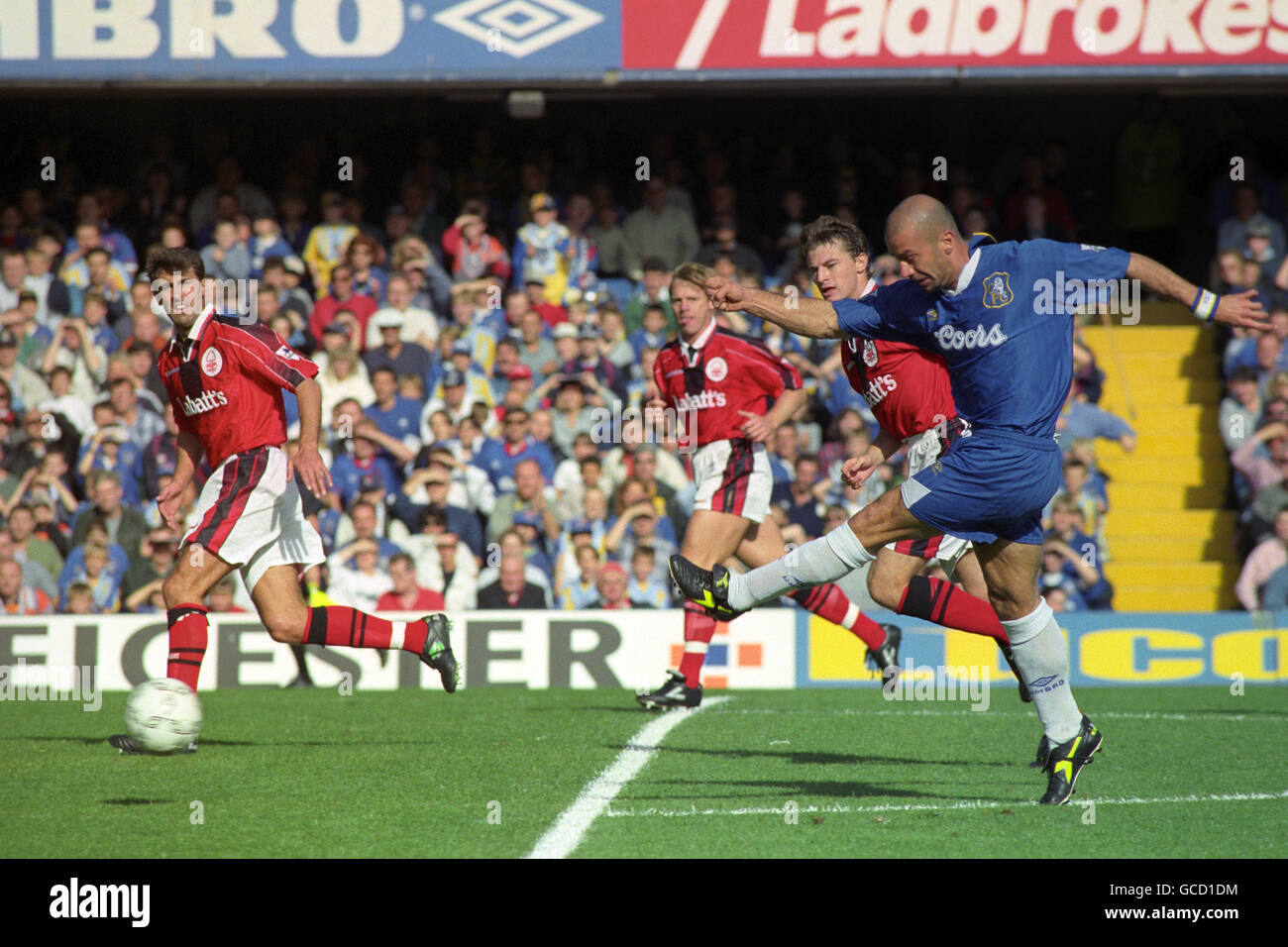 Chelsea's Gianluca Vialli fires a shot from the edge of the penalty area during the premiership tie between the Blues and Nottingham Forest at Stamford Bridge Stock Photo