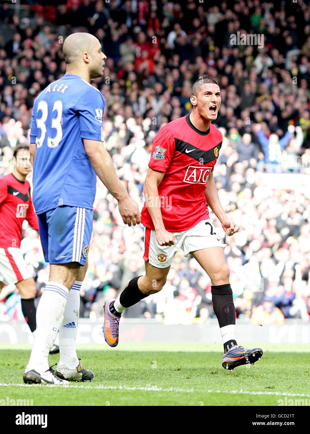 Manchester United's Federico Macheda (right) celebrates after scoring their  first goal as Chelsea's Alex (left) stands dejected Stock Photo - Alamy