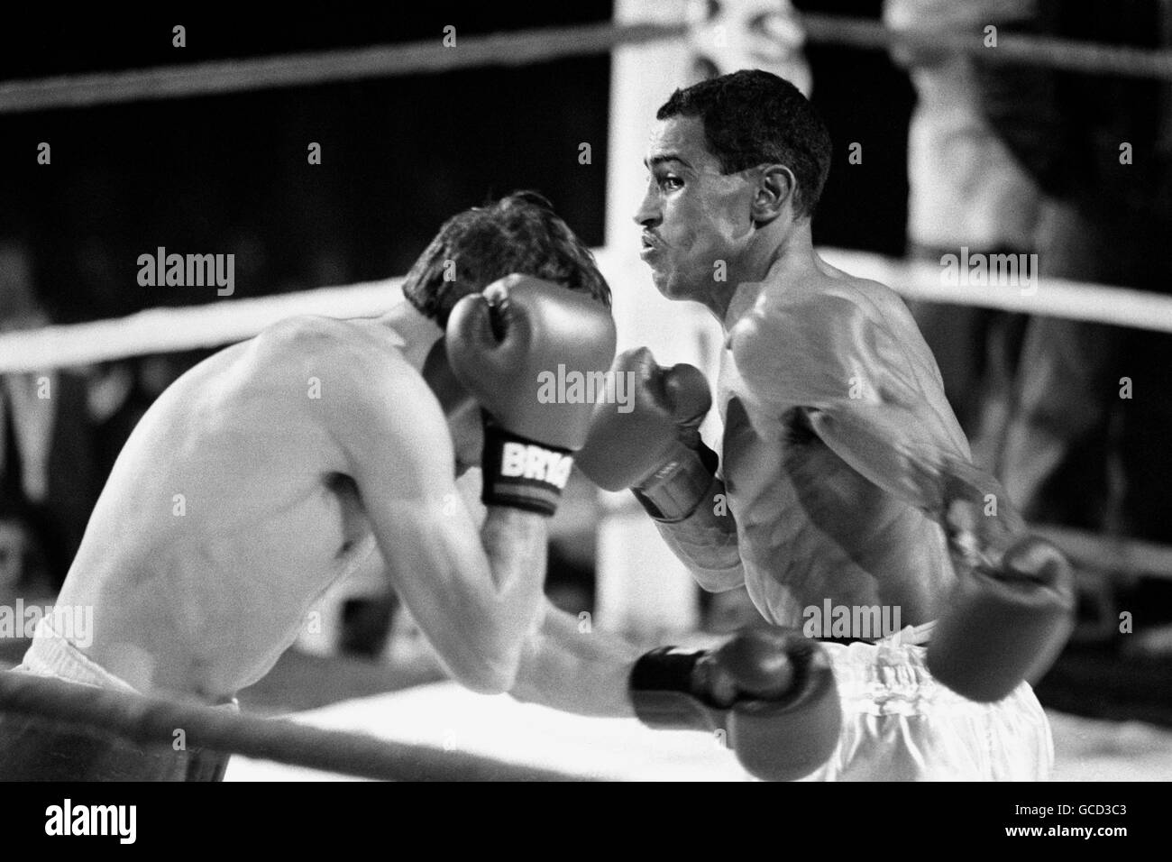 Boxing - BBBofC British Super Featherweight Title - Pat Cowdell v Najib Daho - Manchester. Najib Daho, right, throws a punishing left on his way to a first round victory over Pat Cowdell. Stock Photo