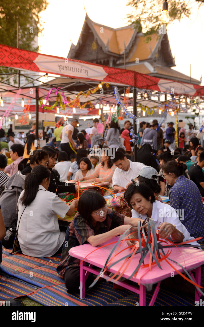 Menschen bei kreativer Arbeit bei einem Fest im Santichaiprakan Park am Mae Nam Chao Phraya in der Hauptstadt Bangkok von Thaila Stock Photo