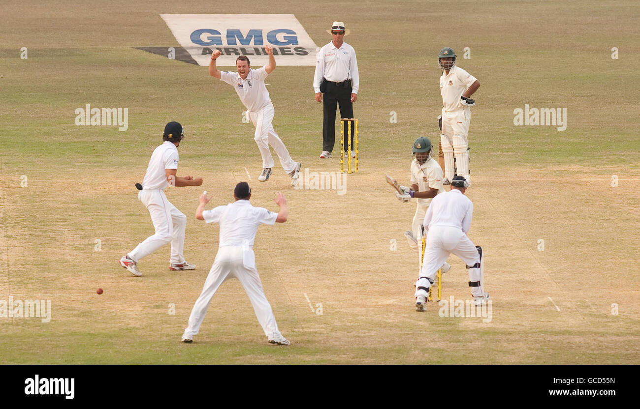 England's Graeme Swann celebrates bowling Bangladesh captain Shakib Al