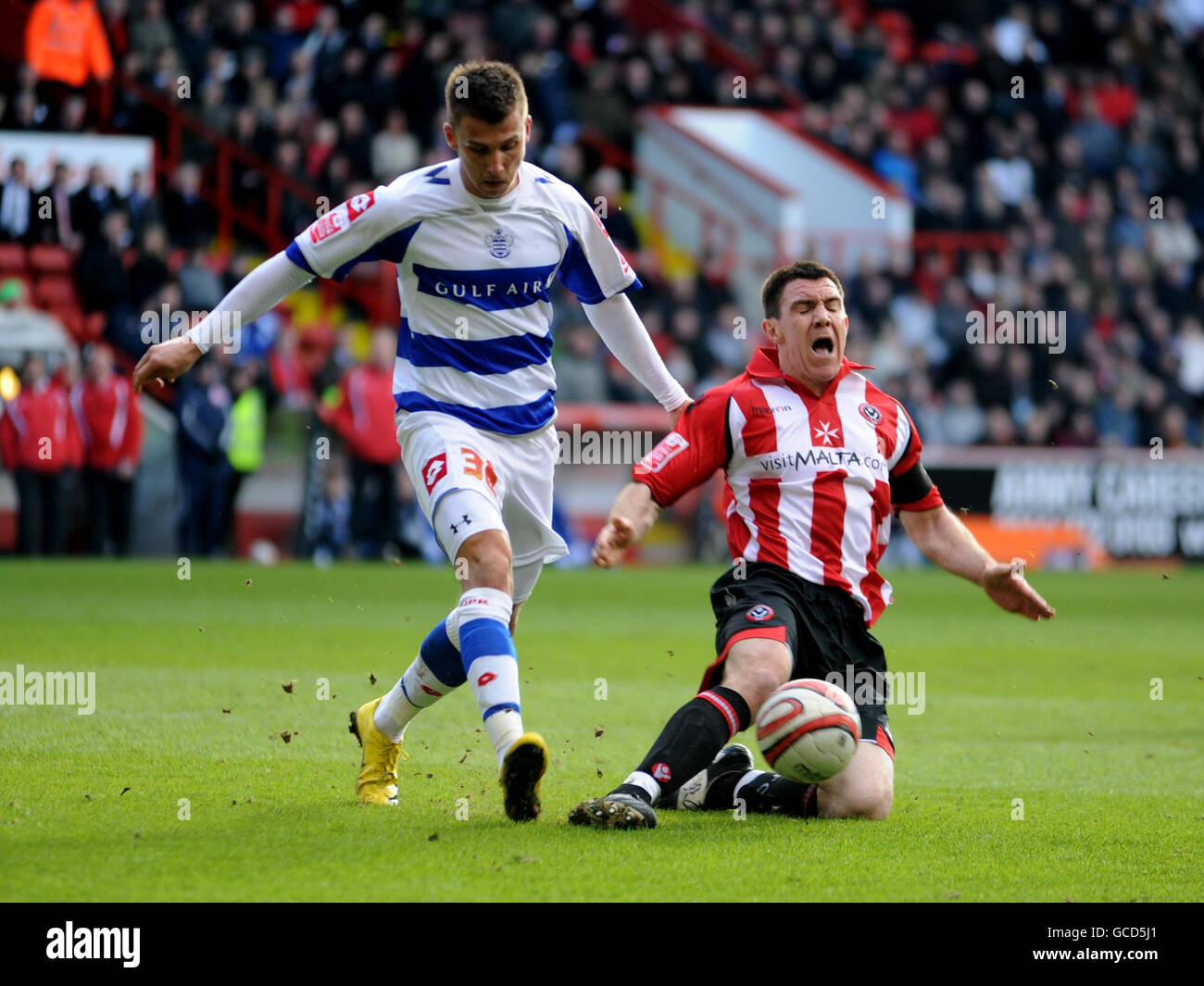 Queens Park Rangers' Tamas Priskin (left) battles for the ball with Sheffield United's Chris Morgan during the Coca-Cola Championship match at Bramall Lane, Sheffield. Stock Photo