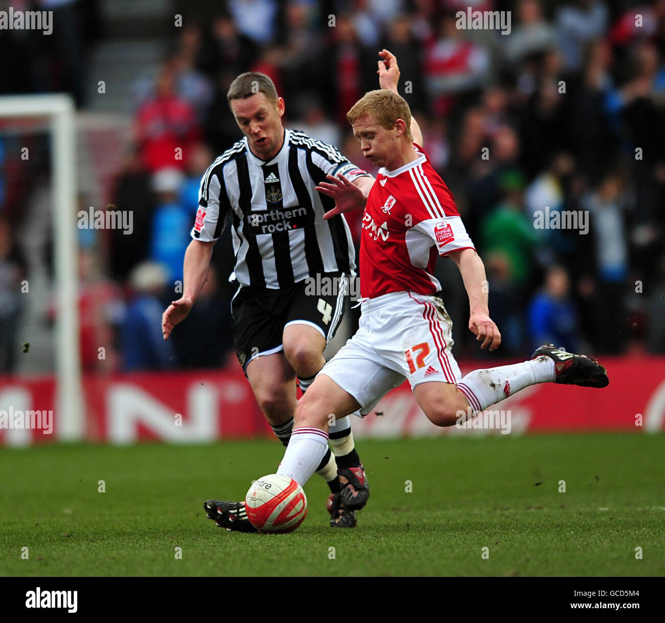 Middlesbrough's Barry Robson and Newcastle United's Kevin Nolan battle 