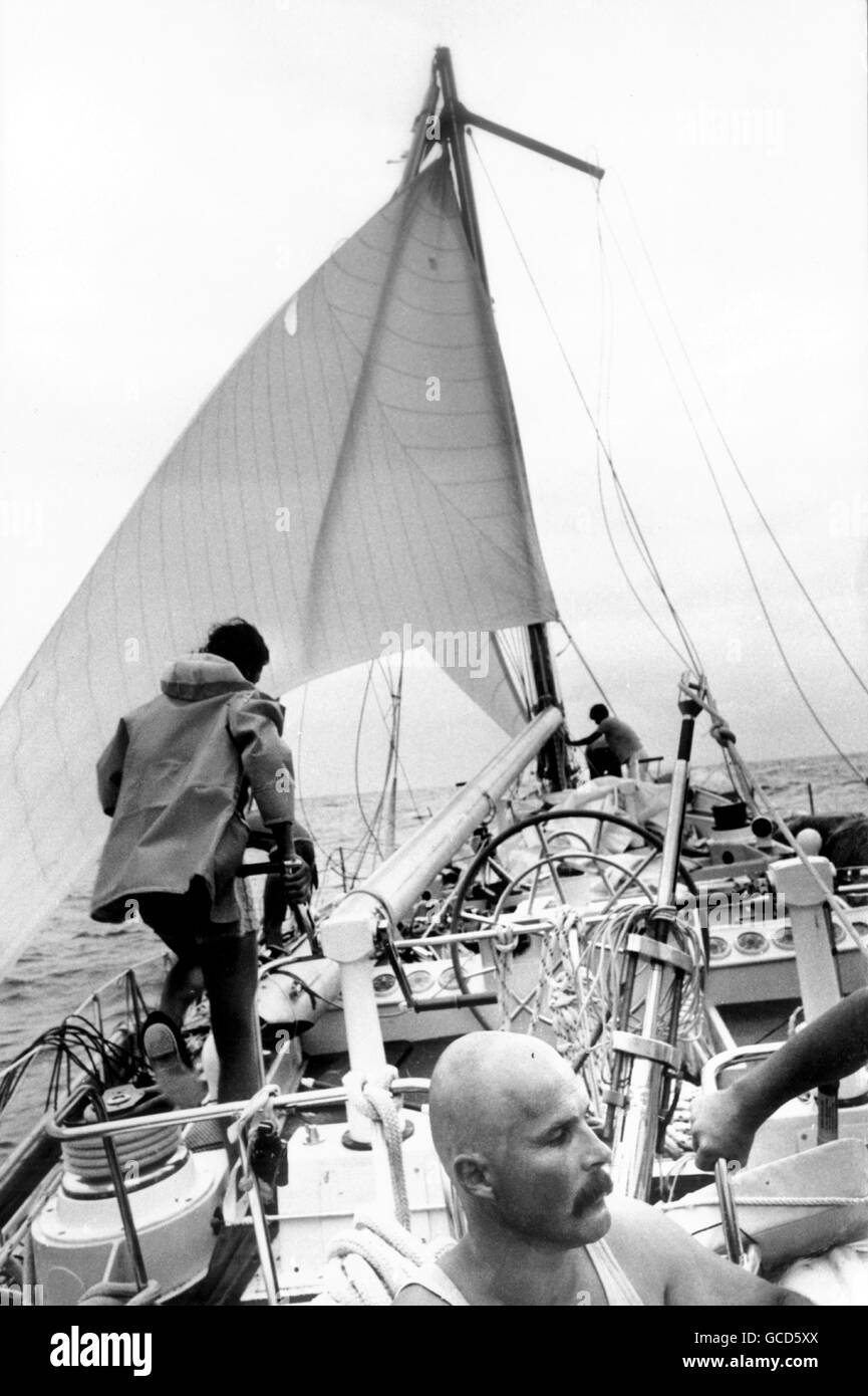 AJAX NEWS PHOTOS. 1977. WEST AFRICAN COAST. - WHITBREAD ROUND THE WORLD RACE - BRITISH YACHT CONDOR UNDER JURY RIG HEADS FOR MONROVIA AFTER ITS MOST ADVANCED CARBON FIBRE MAST FOR OCEAN RACING YACHTS COLLAPSED. PHOTO:GRAHAM CARPENTER/AJAX  REF:JURY RIG 1977 Stock Photo