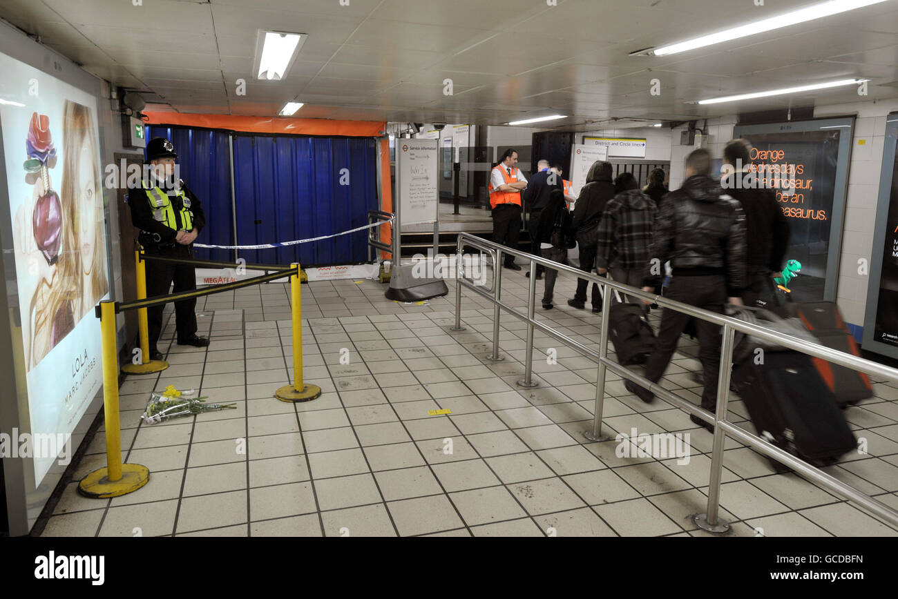 Man stabbed at Victoria Station in London Stock Photo