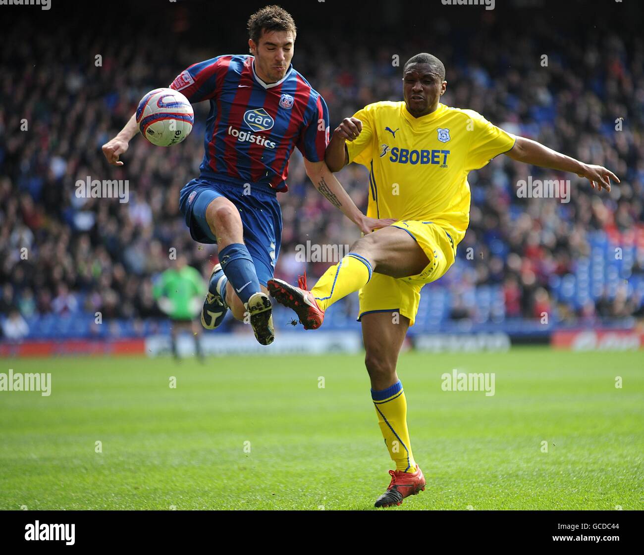 Soccer - Coca-Cola Football League Championship - Crystal Palace v Cardiff City - Selhurst Park. Crystal Palace's Darren Ambrose (left) and Cardiff City's Kelvin Etuhu battle for the ball Stock Photo