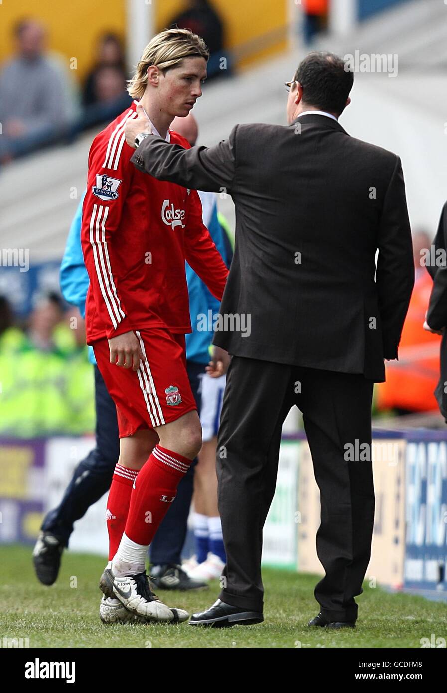 LONDON, UK APRIL 02: Fernando Torres of Liverpool walks off looking  dejected behind Rafael Benitez manager of Liverpool during UEFA Champion  League Q Stock Photo - Alamy