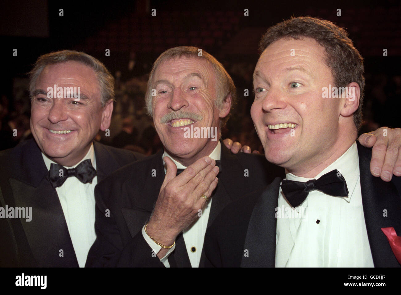 (L/R) COMEDIANS BOB MONKHOUSE, BRUCE FORSYTH & RORY BREMNER CELEBRATE AFTER ALL SCOOPING ACCOLADES AT THE BRITISH COMEDY AWARDS IN LONDON. MONKHOUSE & FORSYTH BOTH RECEIVED LIFETIME ACHIEVEMENT AWARDS WHILST BREMNER WON BEST COMEDY SHOW. Stock Photo