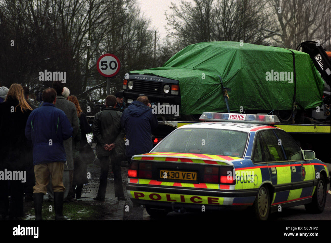 POLICE REMOVE THE RANGE ROVER CAR CONTAINING THREE BODIES, FOUND BY A FARMER ON A TREE-LINED TRACK JUST 300YDS FROM THE A130 AT RETTENDON, ESSEX. THE THREE MEN DIED OF GUNSHOT WOUNDS AFTER BEING BLASTED IN THE HEAD AT POINT BLANK RANGE BY A SHOTGUN. Stock Photo
