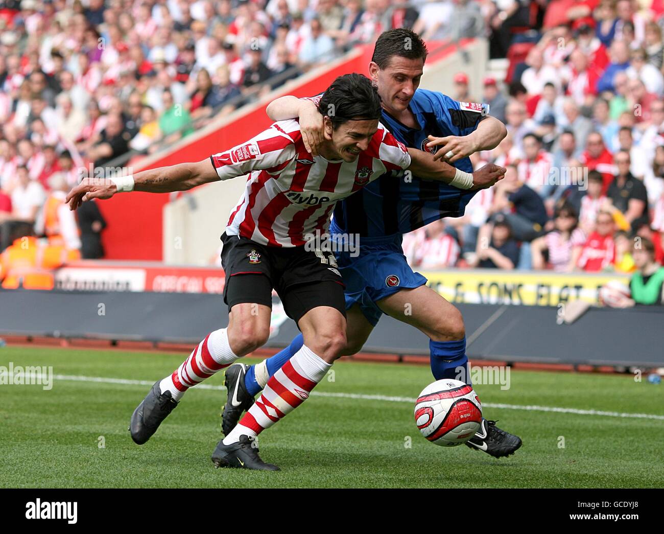 Charlton Athletic's Nicky Forster (right) and Southampton's Jose Miguel da Rocha Fonte (left) battle for the ball Stock Photo