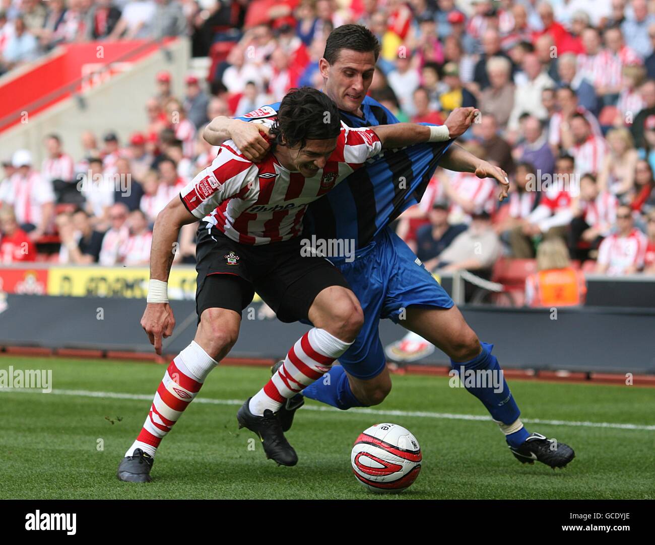 Charlton Athletic's Nicky Forster (right) and Southampton's Jose Miguel da Rocha Fonte (left) battle for the ball Stock Photo
