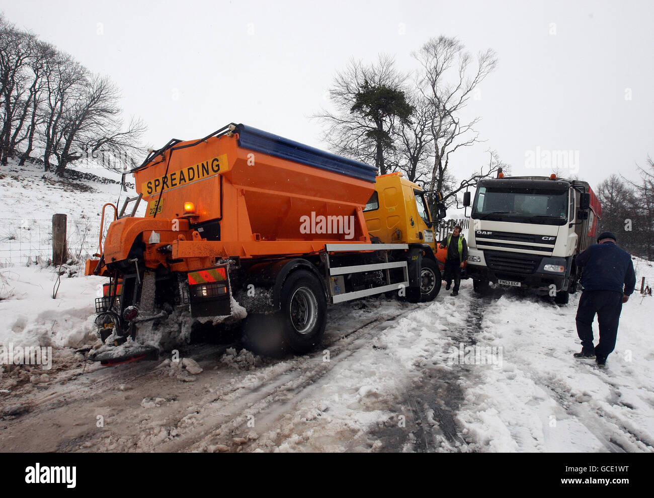 A Stirling council gritting lorry gets stuck in the snow after trying ...