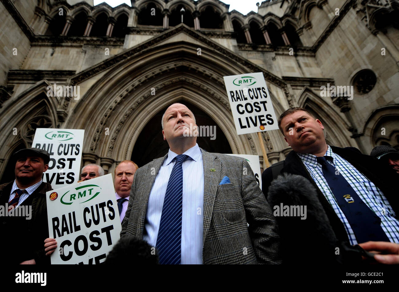 Bob Crow (centre), general secretary of the Rail Maritime and Transport union (RMT), outside the High Court in London after Judge Mrs Justice Sharp made an interim order against RMT and granting an injunction preventing a crippling national strike was granted to Network Rail. Stock Photo