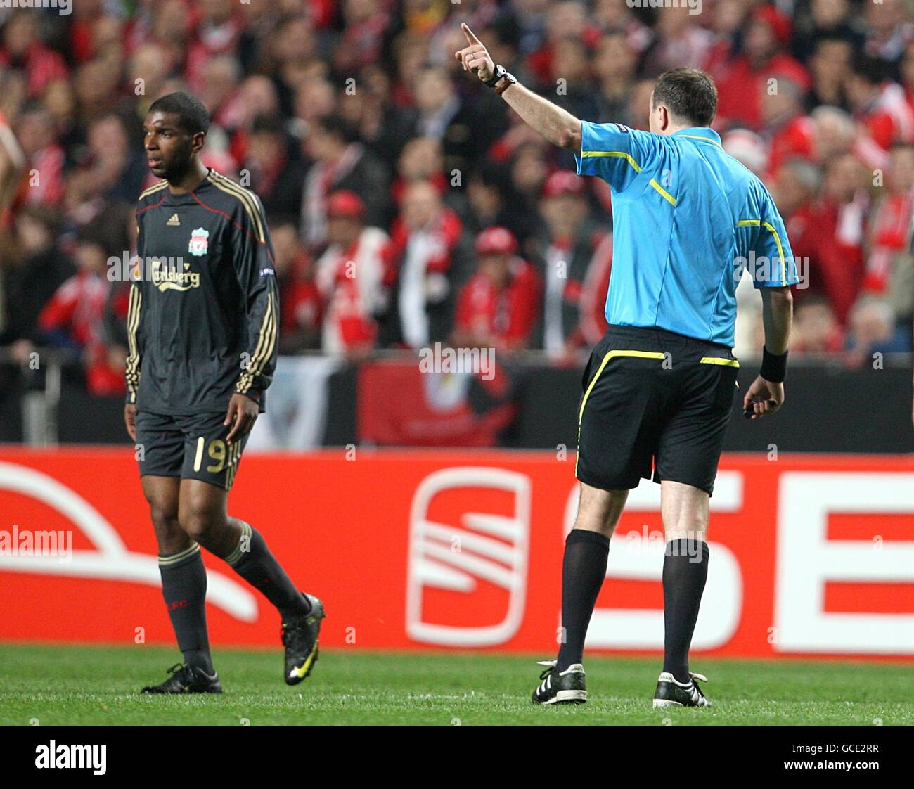Soccer - UEFA Europa League - Quarter Final - First Leg - Benfica v Liverpool - Stadium of Light. Liverpool's Ryan Babel is pointed off the pitch by referee Jonas Eriksson after being shown a red card Stock Photo