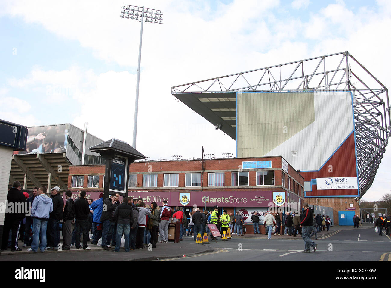 Fans make way to turf moor prior to kick off hires stock photography