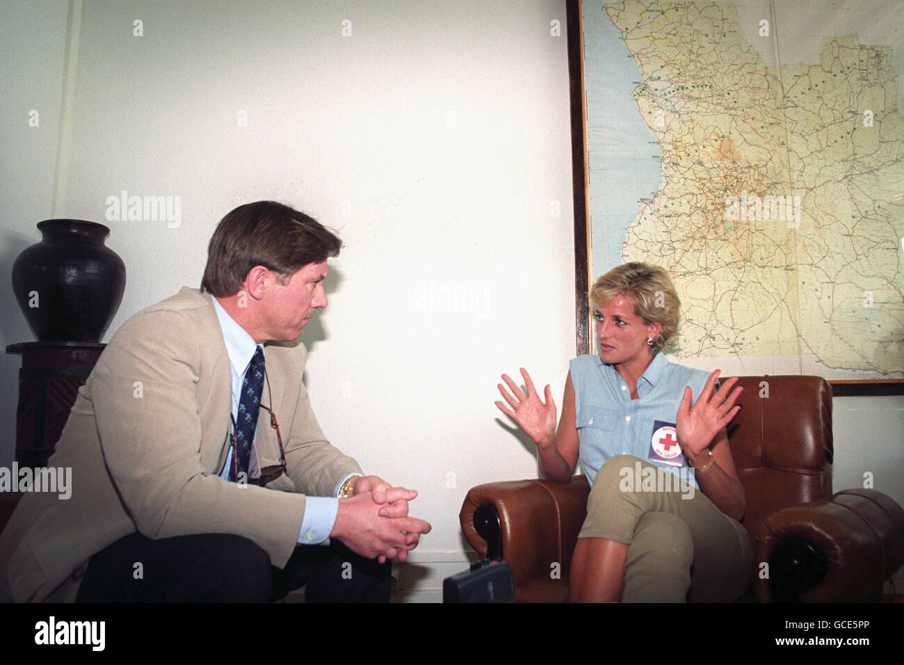 DIANA, PRINCESS OF WALES GIVES, PETER ARCHER, PA NEWS' ROYAL CORRESPONDENT AN INTERVIEW DURING HER VISIT TO ANGOLA. SHE IS IN THE COUNTRY TO SEE THE WORK OF THE BRITISH RED CROSS. Stock Photo