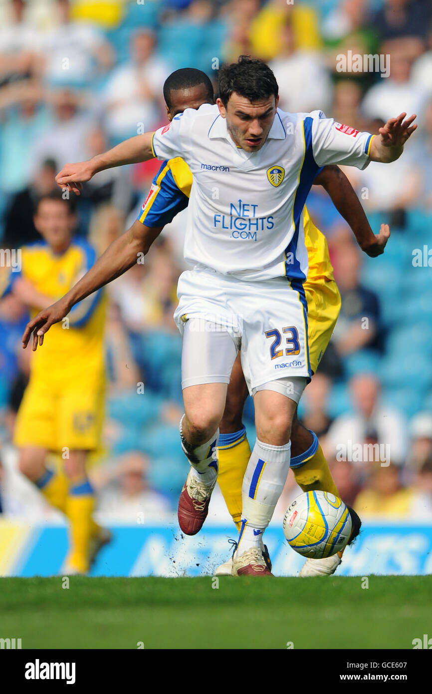 Leeds United's Robert Snodgrass gets away from Southend United's Jean-Francois Christophe Stock Photo