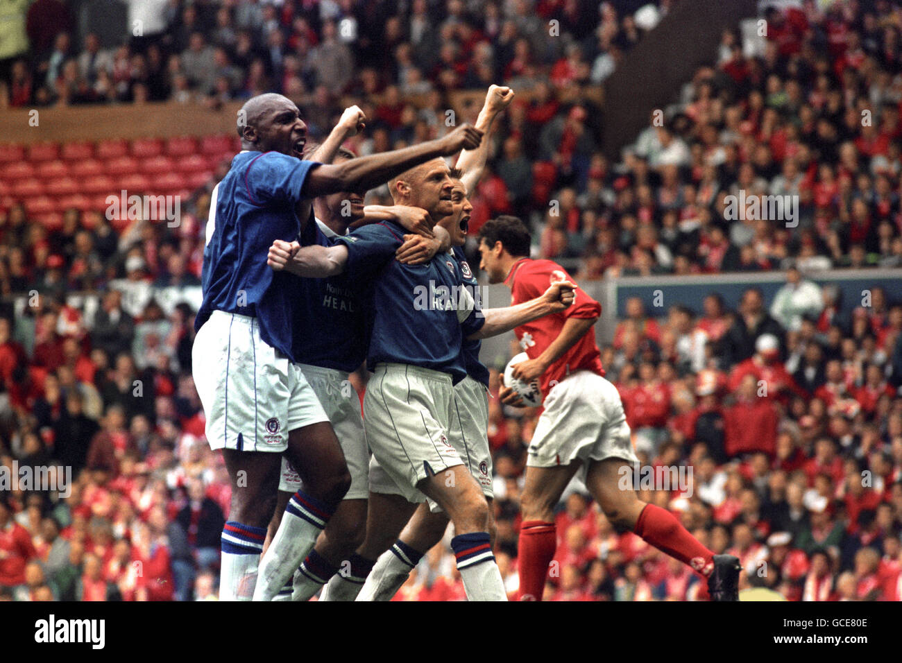 Soccer - FA Cup Semi Final - Chesterfield v Middlesbrough - Old Trafford. CHESTERFIELD'S SEAN DYCHE CELEBRATES HIS GOAL WITH TEAM MATES Stock Photo