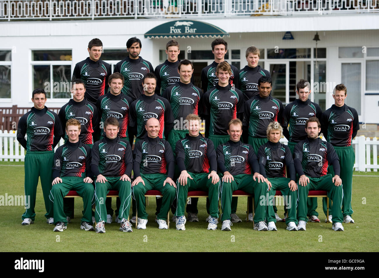 Leicestershire County Cricket Team Group in Twenty20 kit, left to right, (back) Nathan Buck, Nadeem Malik, Wayne White, Sam Cliff and Josh Cobb (middle) Joel Pape, Greg Smith, Harry Gurney, Jacques de Toit, Will Jefferson, Alex Wyatt, Jigar Naik, Dan Masters and Matthew Boyce, (front) Tom New, AJ Harris, Paul Nixon, Matthew Hoggard (capt), Claude henderson, James Taylor and James Benning Stock Photo