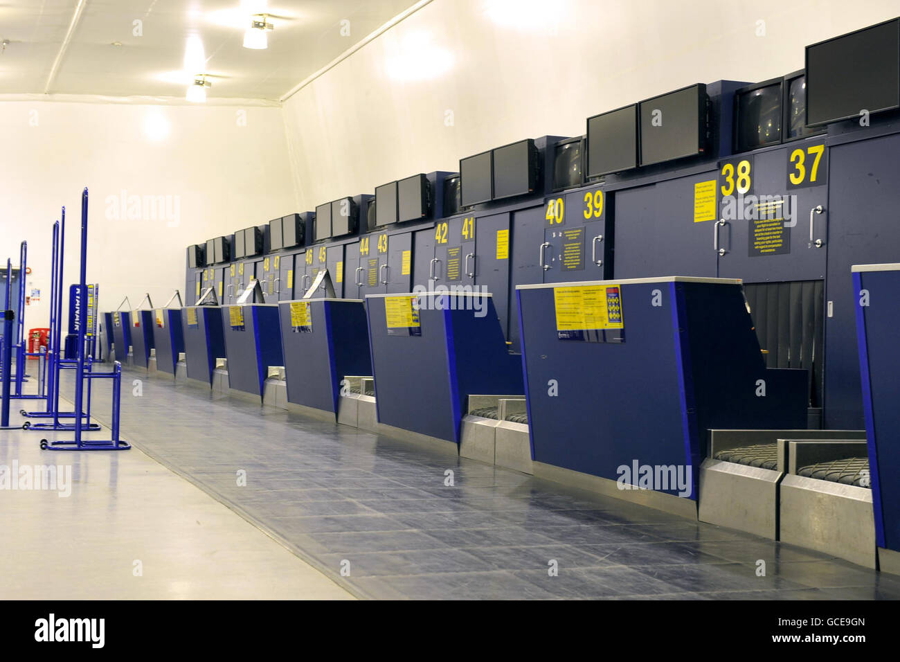Empty ryanair check in desks hires stock photography and images Alamy