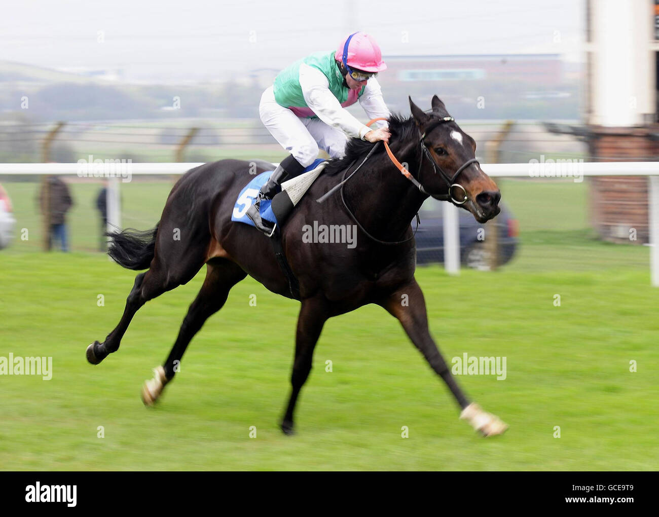 Bated Breath and Jimmy Fortune win the Subscribe Online Maiden Stakes at Pontefract Racecourse, West Yorkshire. Stock Photo