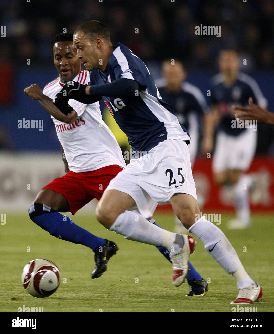 Fulham's Bobby Zamora (left) and Hamburg's Jose Ze Roberto battle for the ball Stock Photo