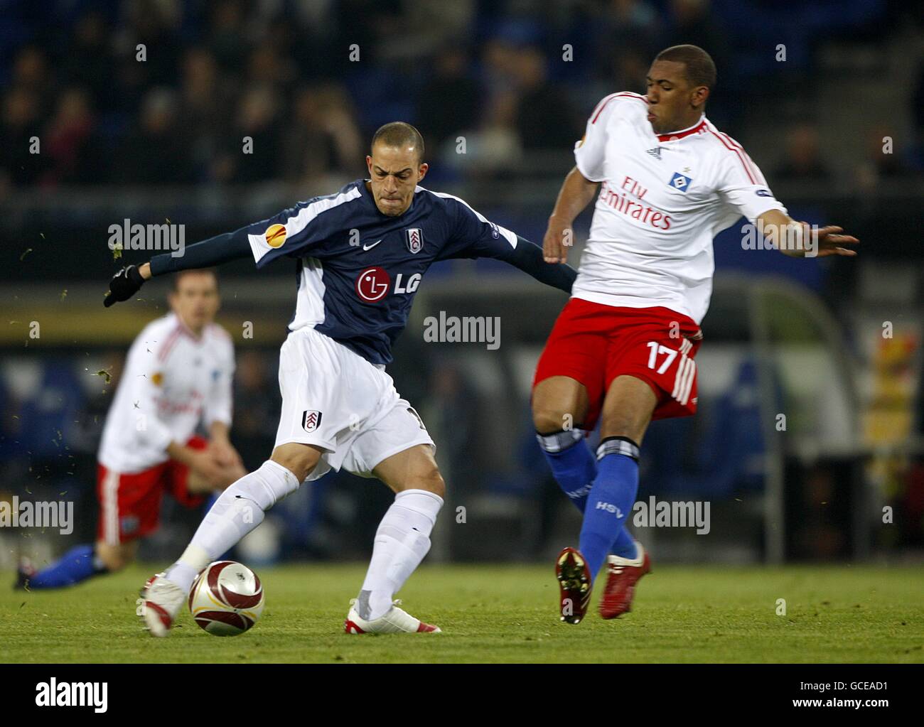 Soccer - UEFA Europa League - Semi Final - First Leg - Hamburg SV v Fulham - HSH Nordbank Arena. Hamburg's Jerome Boateng (right) clashes with Fulham's Bobby Zamora Stock Photo