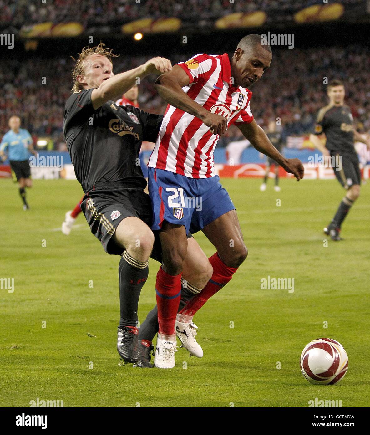 Soccer - UEFA Europa League - Semi Final - First Leg - Atletico Madrid v Liverpool - Vicente Calderon Stadium. Liverpool's Dirk Kuyt (left) is challenged by Atletico Madrid's Luis Amaranto Perea (right) for the ball Stock Photo