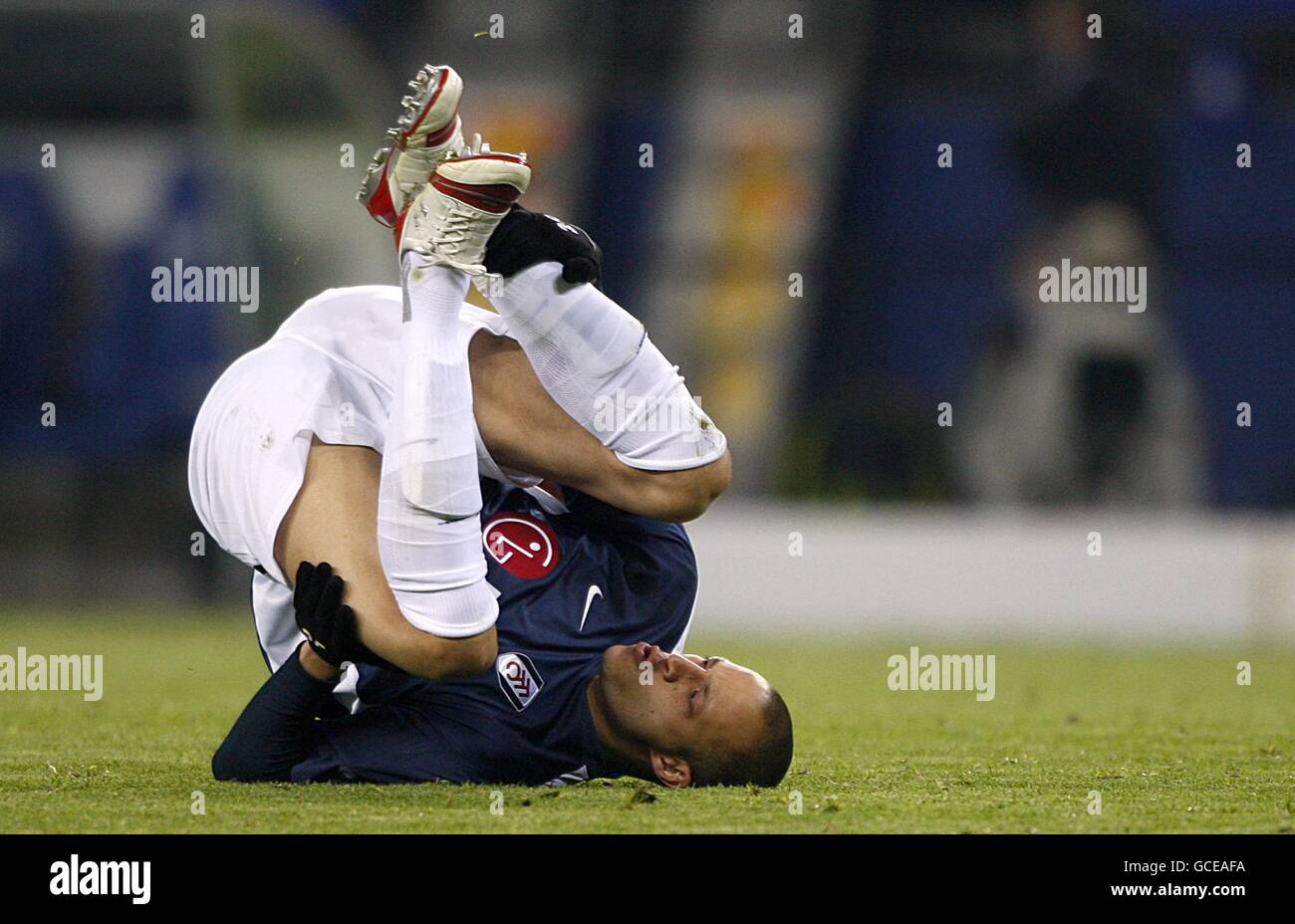 Soccer - UEFA Europa League - Semi Final - First Leg - Hamburg SV v Fulham - HSH Nordbank Arena. Fulham's Bobby Zamora reacts after a strong tackle Stock Photo