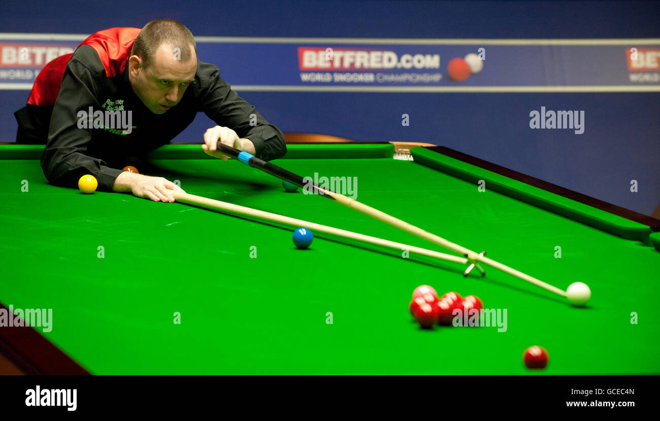 Mark Williams in action against Ronnie O'Sullivan during the Betfred ...