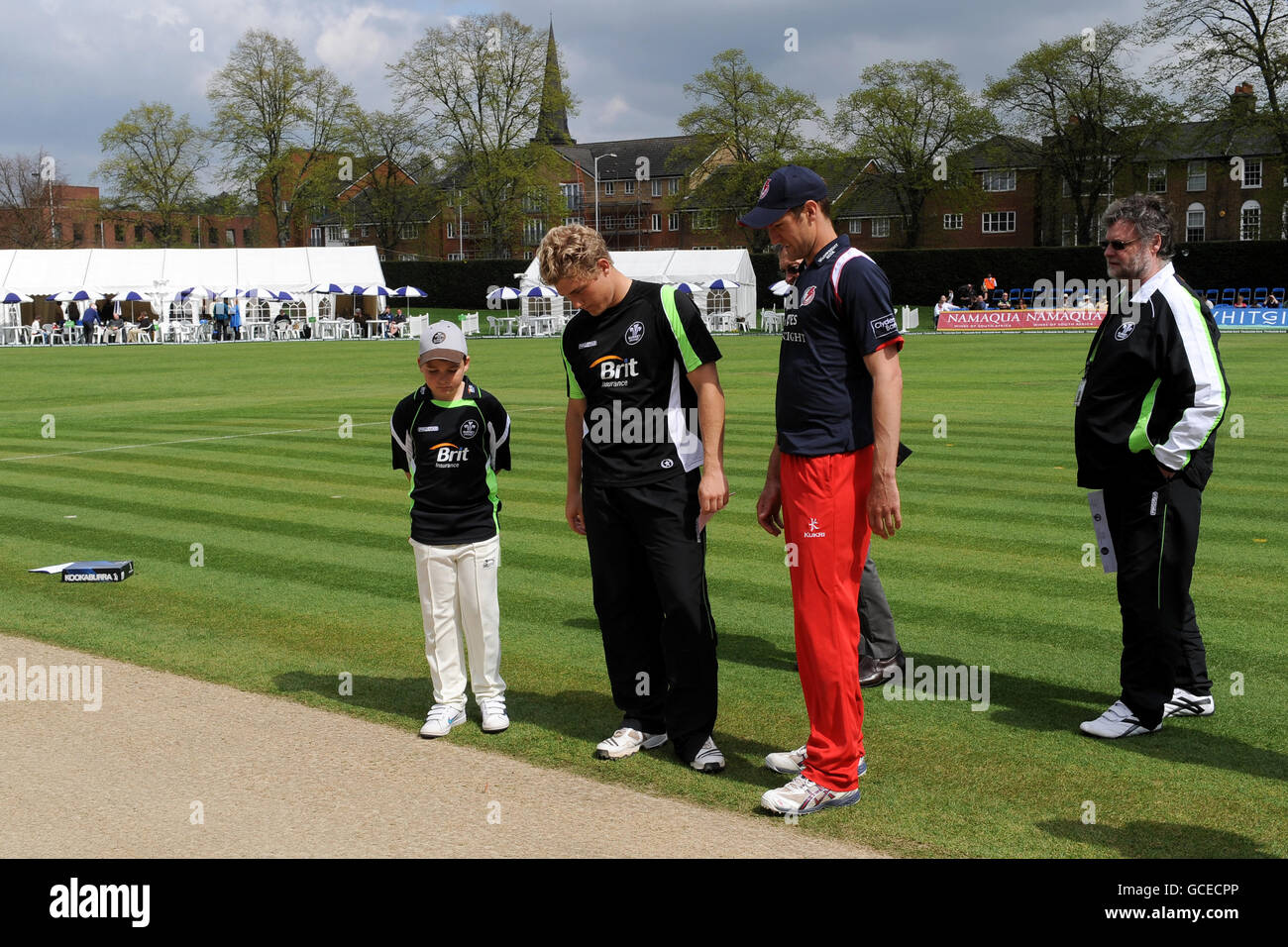 Surrey captain Rory Hamilton-Brown (centre) and Lancashire captain Mark Chilton (right) at the coin toss Stock Photo
