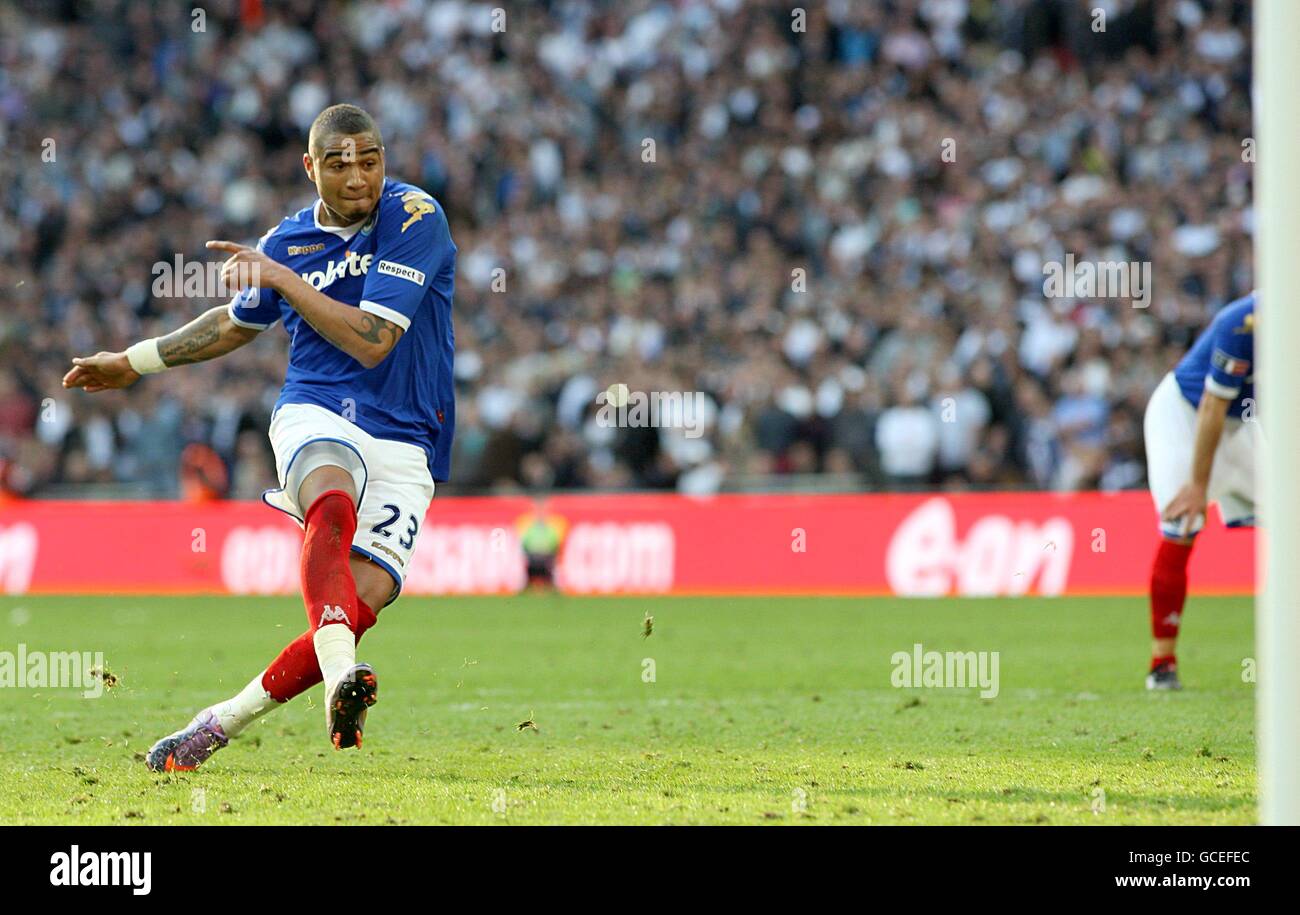 Soccer - FA Cup - Semi Final - Tottenham Hotspur v Portsmouth - Wembley Stadium. Portsmouth's Kevin-Prince Boateng scores their second goal from the penalty spot Stock Photo