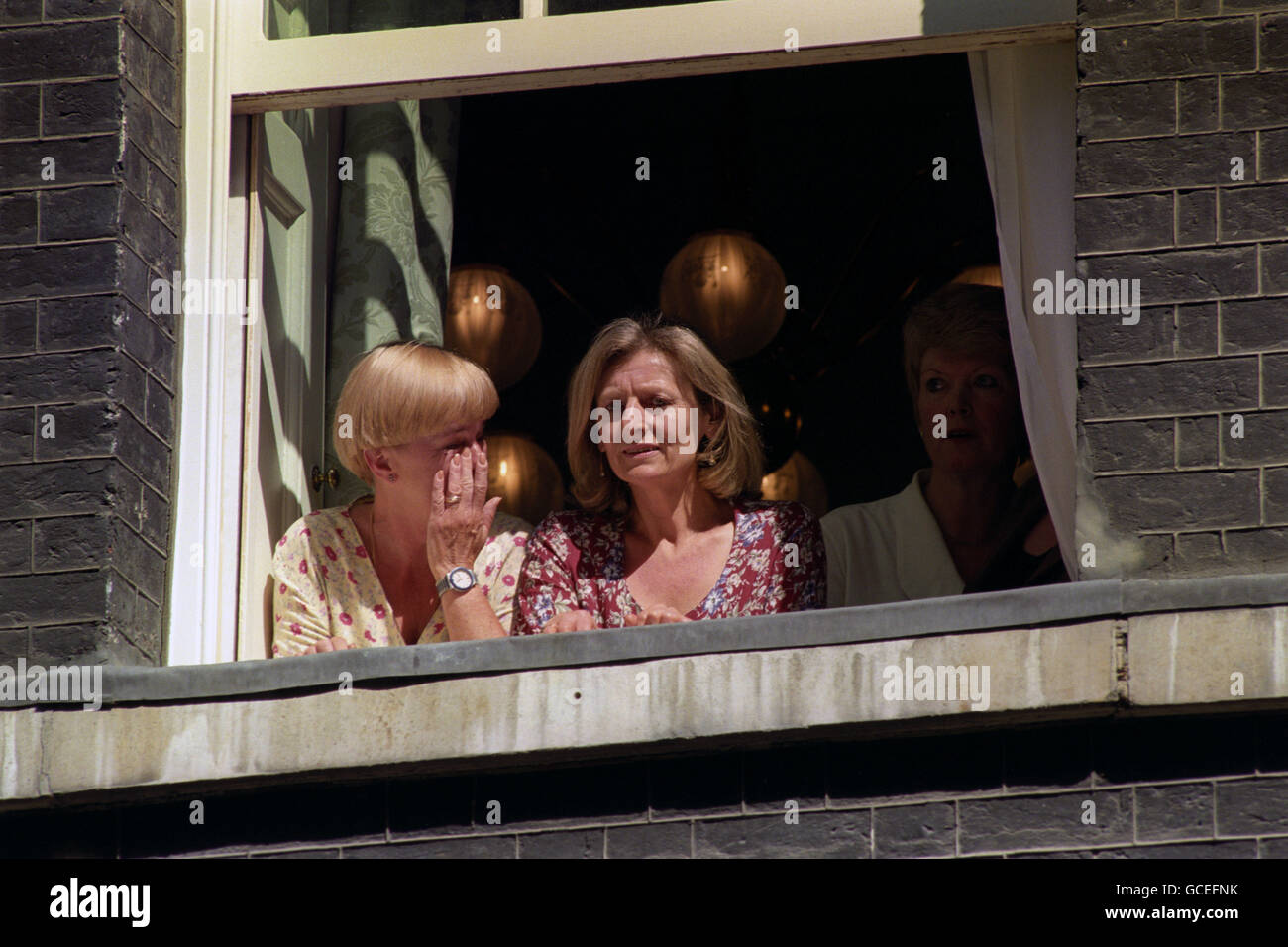 DISTRAUGHT DOWNING STREET STAFF WATCH FROM A WINDOW AS JOHN MAJOR AND HIS WIFE NORMA LEAVE DOWNING STREET FOR THE LAST TIME, FOLLOWING THE WORST TORY DEFEAT SINCE 1832. Stock Photo