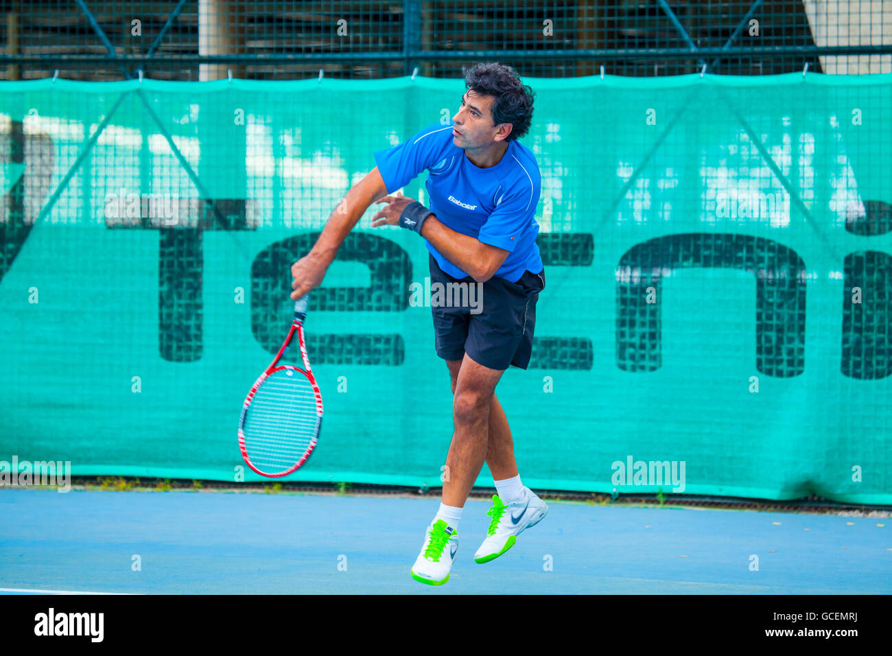 Amateur adult male tennis match hires stock photography and images Alamy