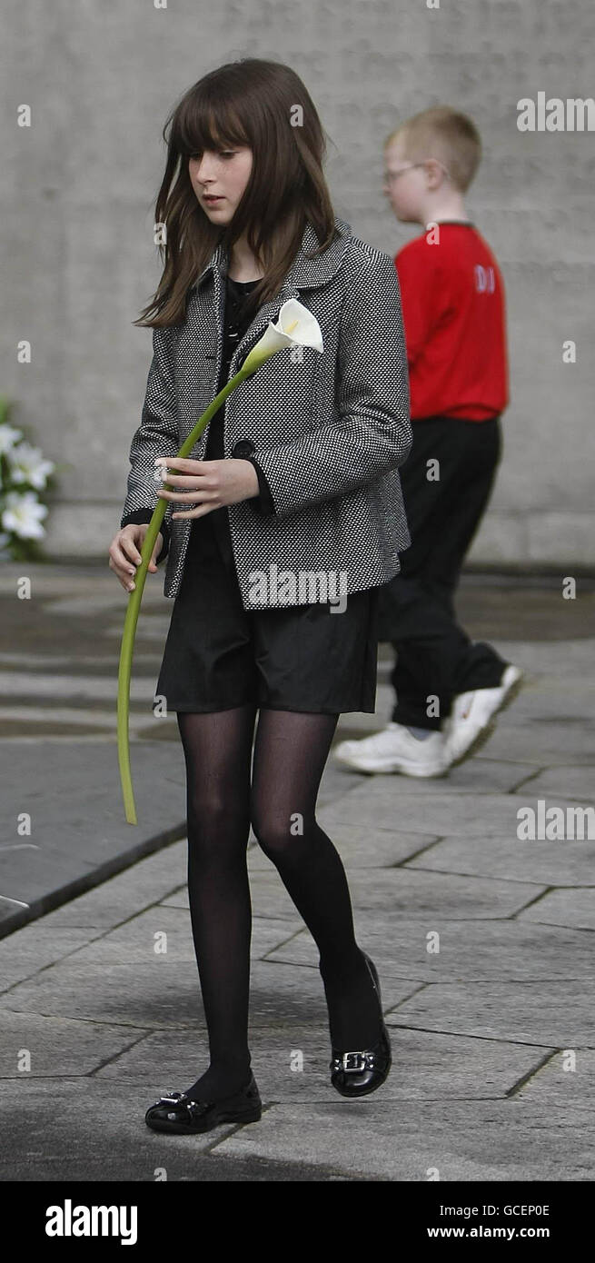Meadhbh, 9, daughter of Taoiseach Brian Cowen, prepares to lay a lily at the graves of Irelands leaders of the insurrection of 1916, during the annual Fianna Fail Easter Rising Commemoration at Arbour Hill, Dublin. Stock Photo