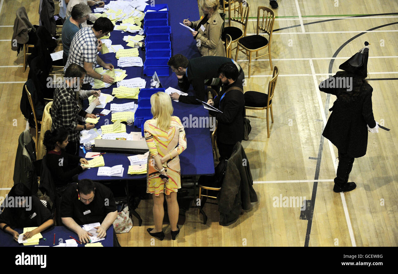 skilsmisse at lege Parcel Votes are counted for the Westminster constituencies, watched by  independent candidate Mad Cap'n Tom (right) at the Queen Mother Sports  Centre in London Stock Photo - Alamy