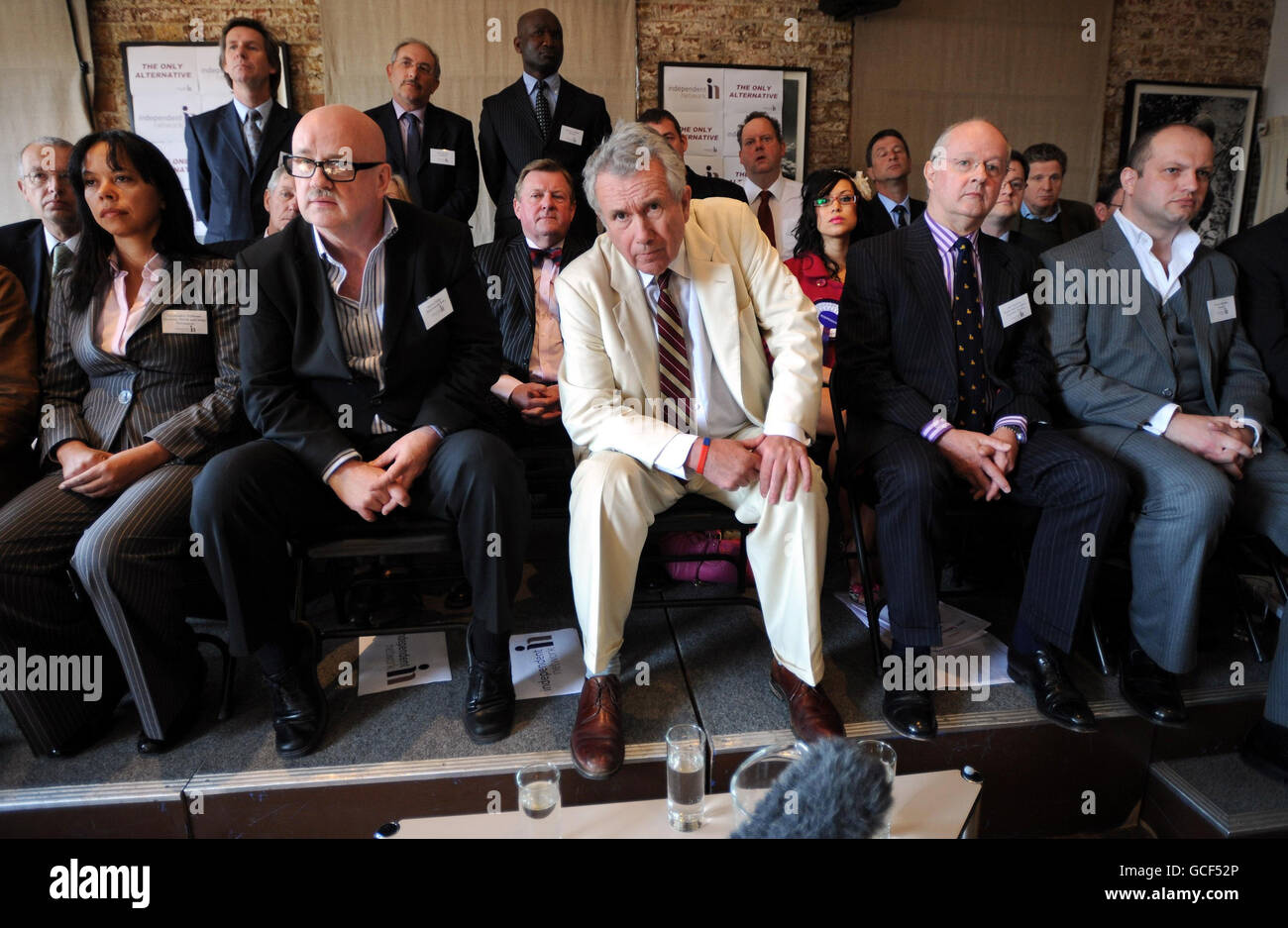 Martin Bell (centre) with members of the Independent Network, a group of independent political candidates, at the Frontline Club, London. Stock Photo