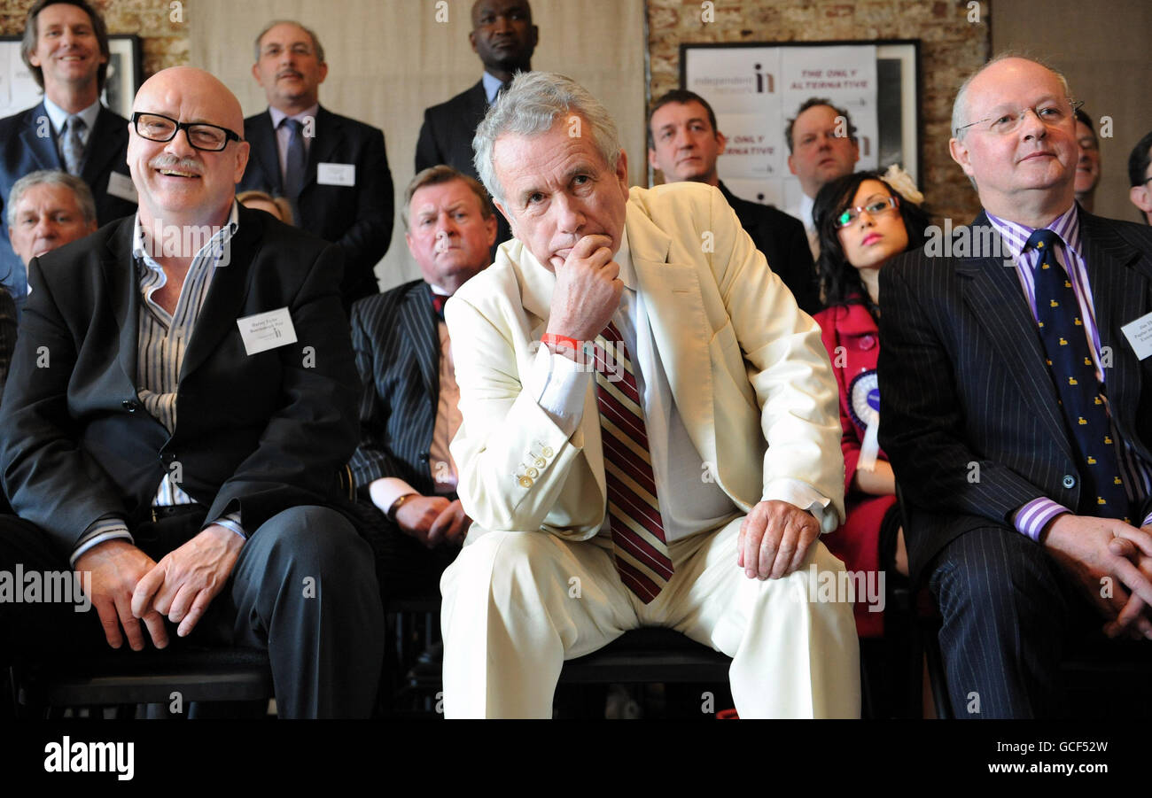 Martin Bell (centre) with members of the Independent Network, a group of independent political candidates, at the Frontline Club, London. Stock Photo