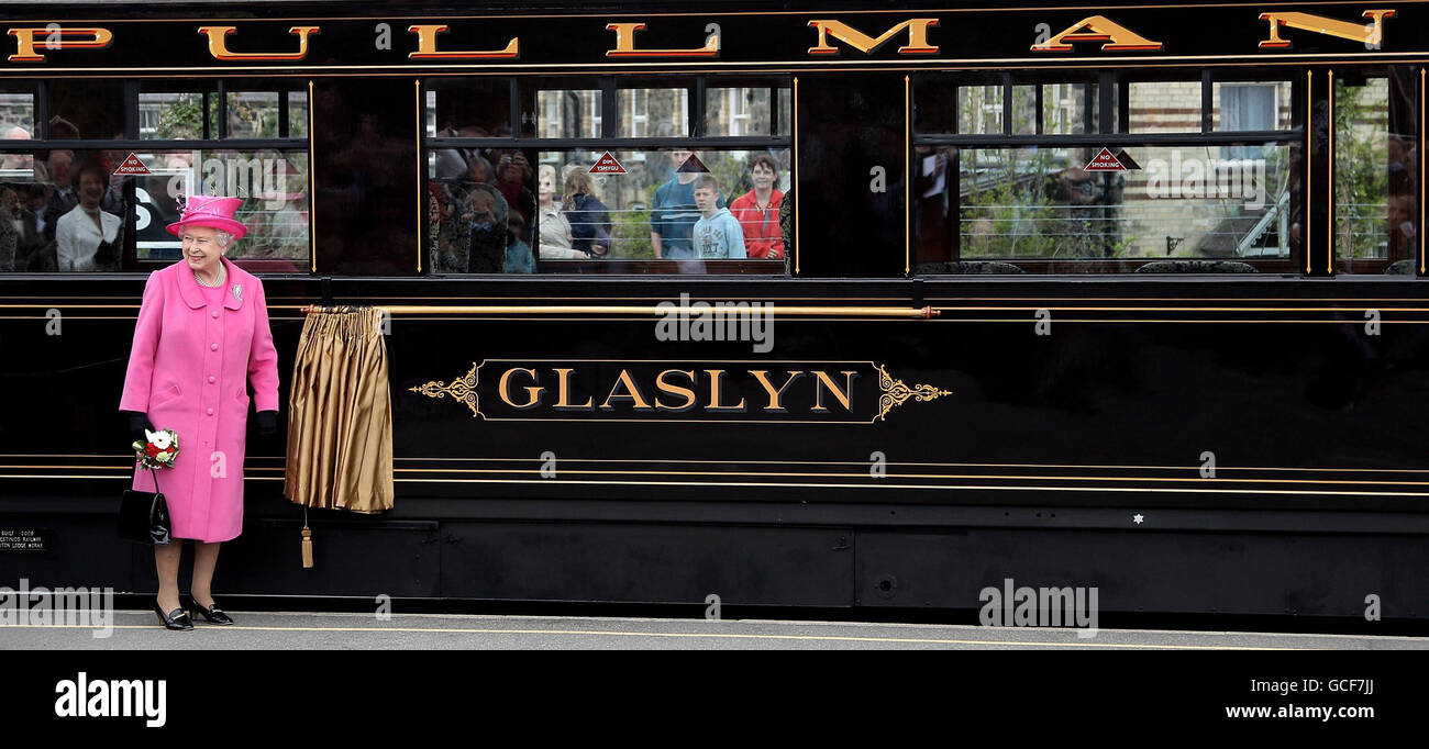 Queen Elizabeth Pink Hat Carriage High Resolution Stock Photography and ...