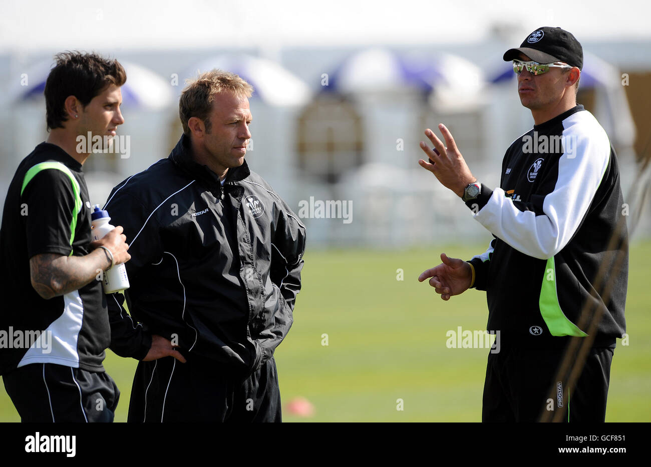 (left-right) Surrey's Jade Dernbach, head coach Chris Adams and Andre Nel Stock Photo