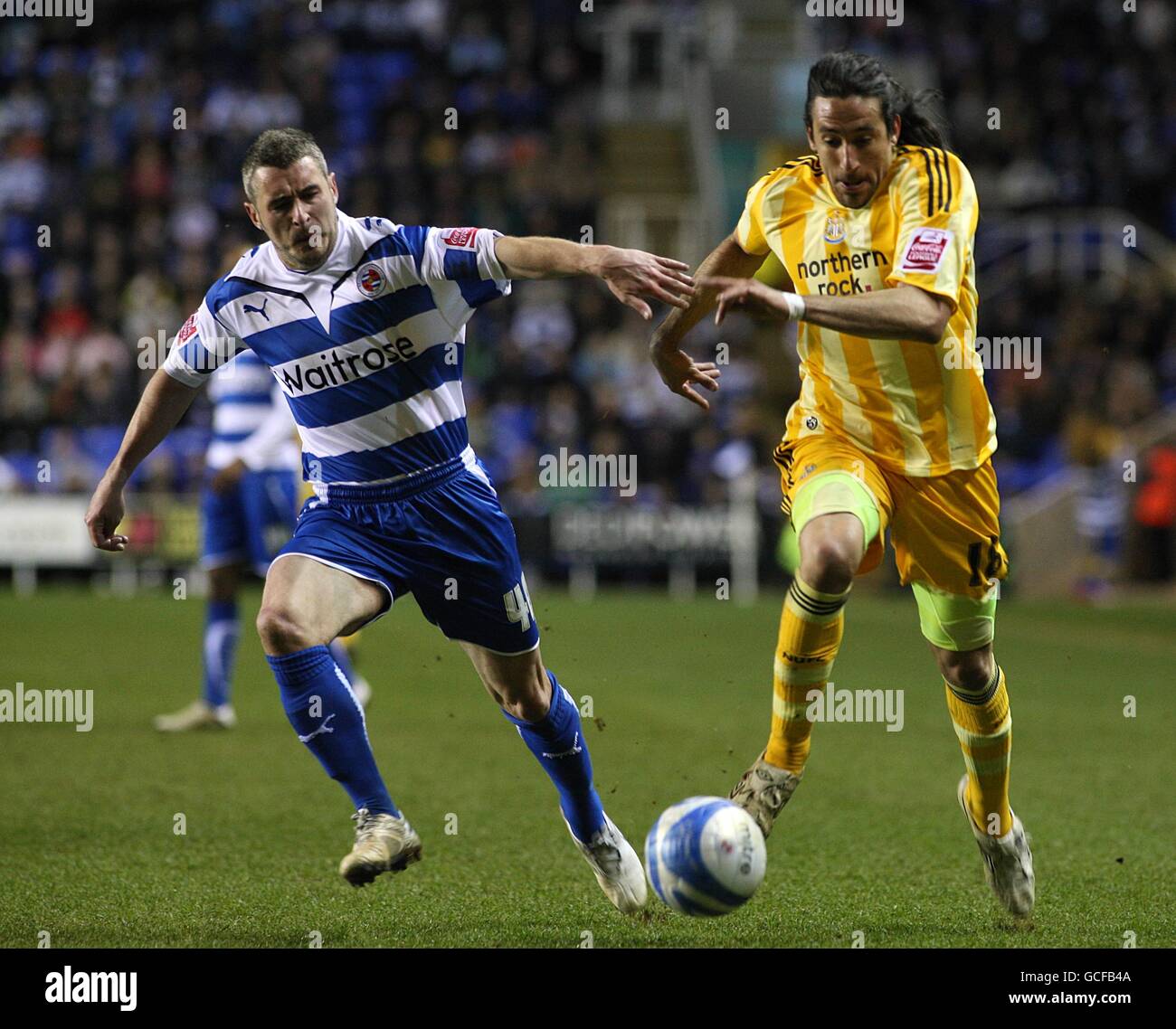 Soccer - Coca-Cola Football League Championship - Reading v Newcastle United - Madejski Stadium. Reading's Andy Griffin (left) and Newcastle United's Jonas Gutierrez (right) battle for the ball Stock Photo