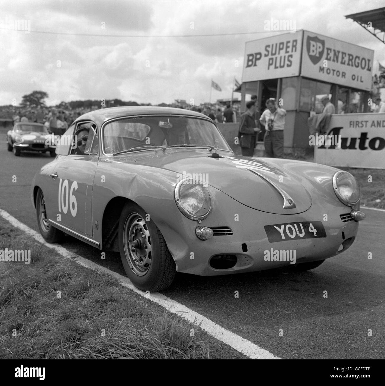Motor Racing - Brands Hatch. A battle damaged Porsche 356 at Brands Hatch Stock Photo