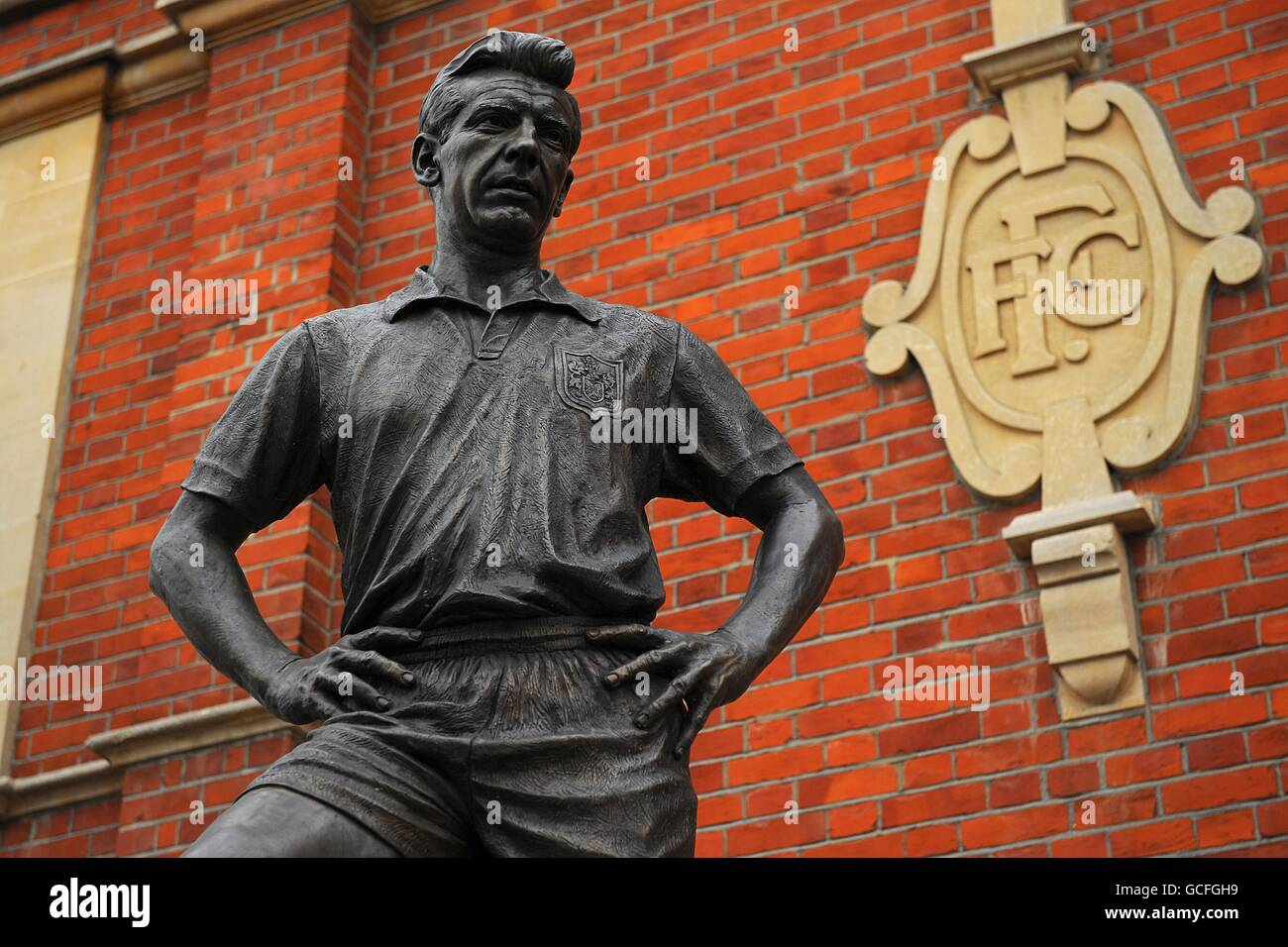 Statue of Fulham legend Johnny Haynes outside Craven Cottage Stock Photo Alamy