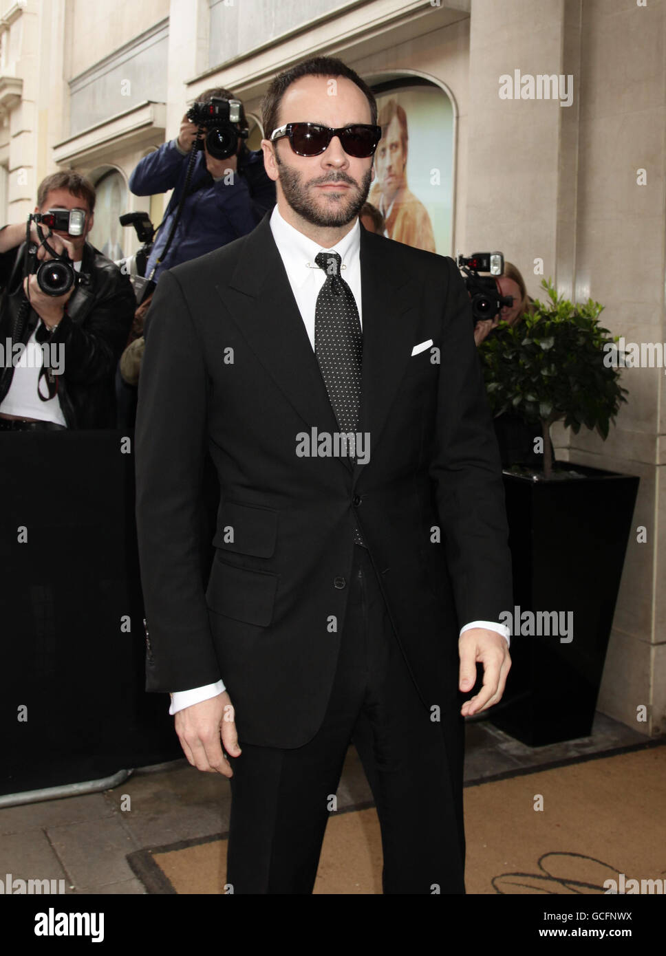 Tom Ford arrives at Claridge's Hotel in central London, for the wedding of  David Walliams and Lara Stone Stock Photo - Alamy