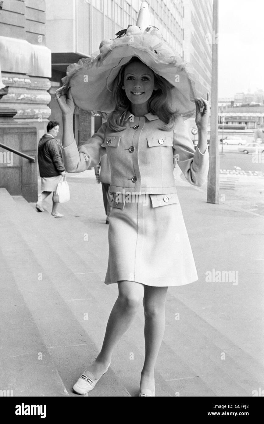 Horse Racing - Royal Ascot 1969. Actress Sue Gerrard on her way to Royal Ascot wearing a giant witches hat decorated with green tulle and lemons. Stock Photo