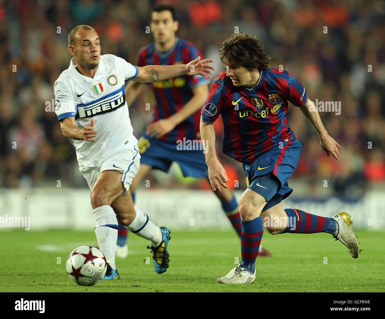 Barcelona's Lionel Messi (right) attacks Inter Milan's Wesley Sneijder Stock Photo