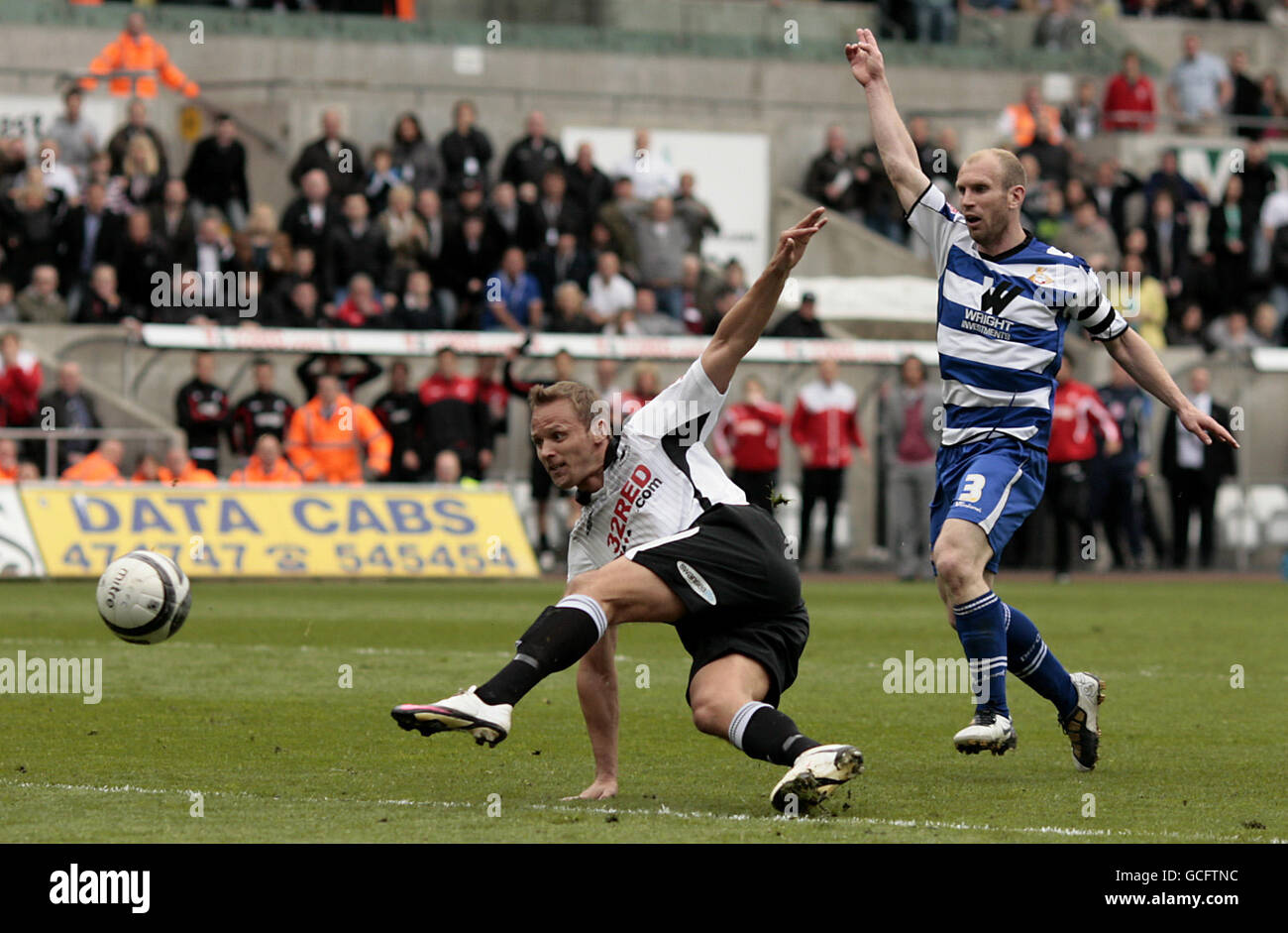 Soccer - Coca-Cola Football League Championship - Swansea City v Doncaster Rovers - Liberty Stadium. Swansea City's Lee Trundle scores in the final minute only for the goal to judged hand ball and disallowed Stock Photo