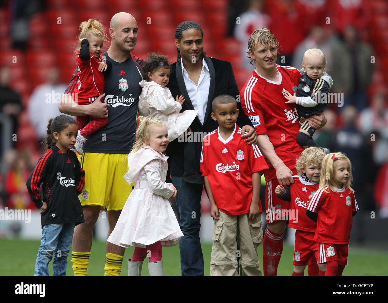 (L-R) Liverpool’s Jose Reina, Glen Johnson and Dirk Kuyt pose for a