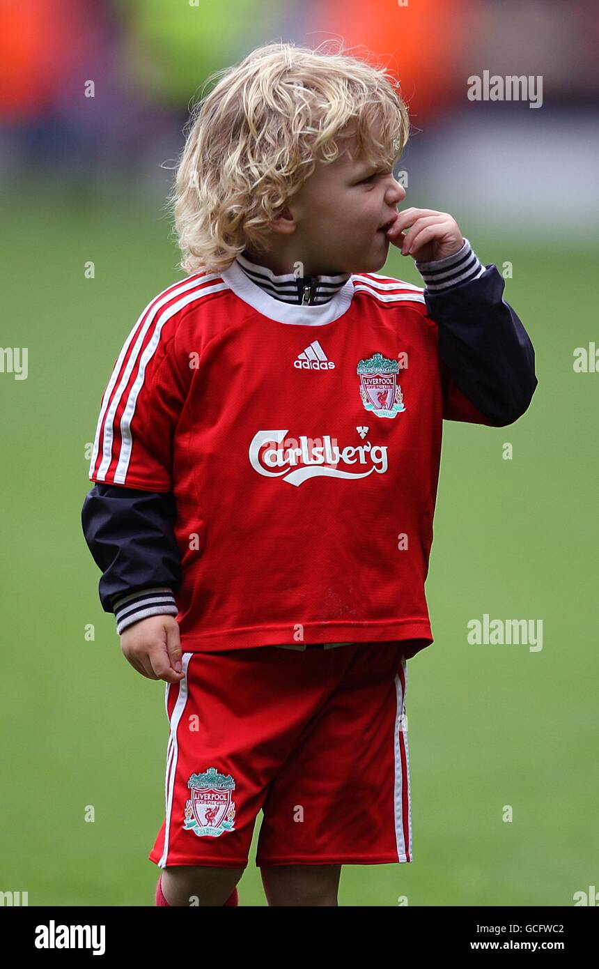 Roan kuyt, son of Liverpool’s Dirk Kuyt, joins the players on the pitch